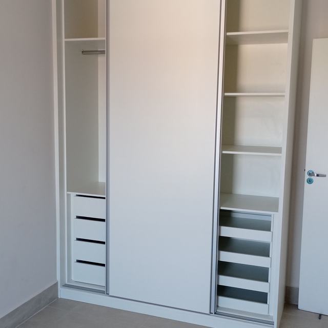 Guarda-roupa com porta de correr e gavetas
