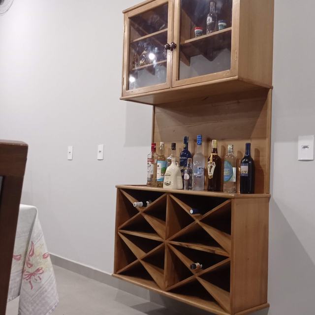 Cristaleira com adega de madeira
